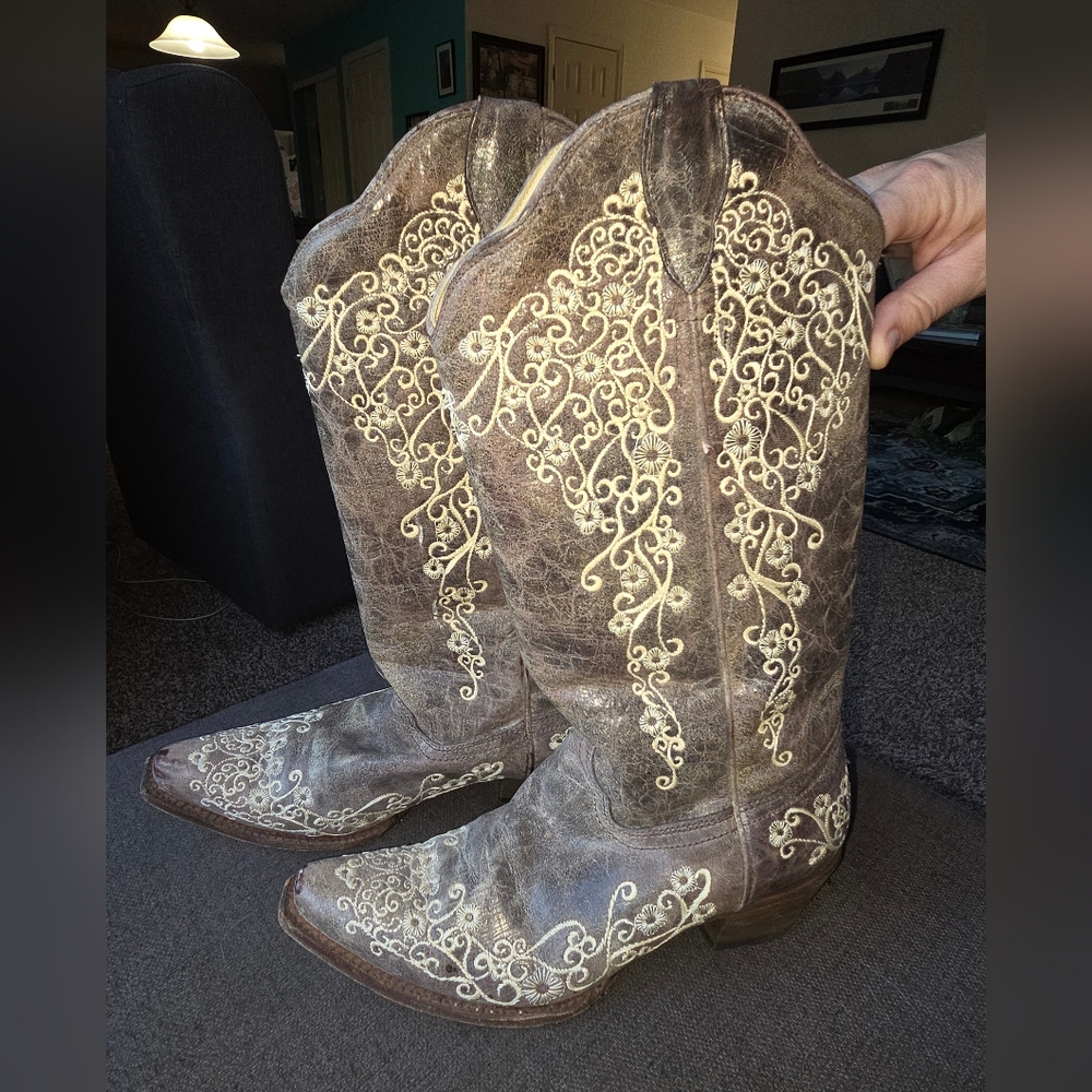 Brown Corral Cowboy Boots with Cream Embroidery